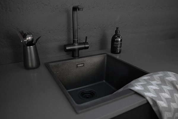 Kjøkkenvask Essent komposit sort 1 kum, plan og underlim 430x460mm
