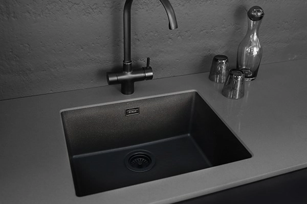 Kjøkkenvask Essent komposit sort 1 kum, plan og underlim 530x460mm