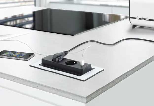 Kontakt Evoline BackFlip 2xStikk 1x2,1A USB C - Flere Farger