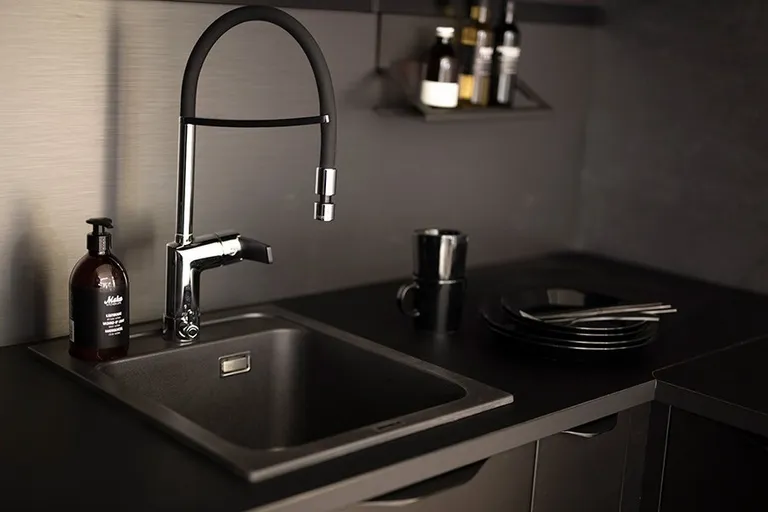 Komposittvask Stala Combo 1 Kum Toppmontert Sort 