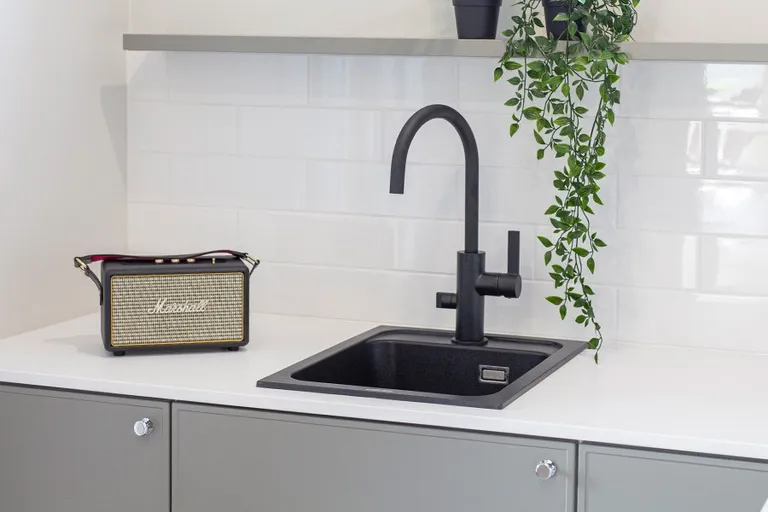 Komposittvask Stala Combo 1 Kum Toppmontert Sort 